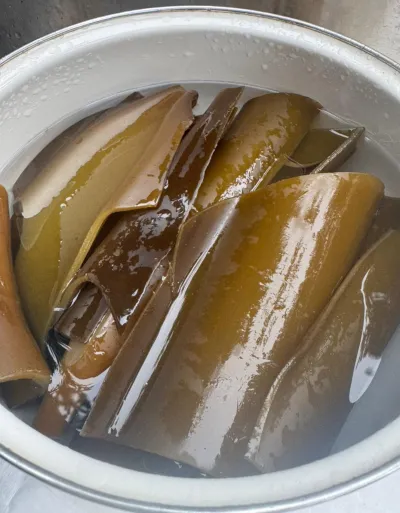 Рецепт: тушеная морская капуста с луком и чесноком