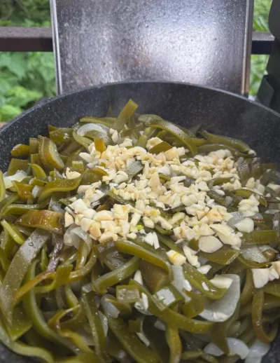 Рецепт: тушеная морская капуста с луком и чесноком
