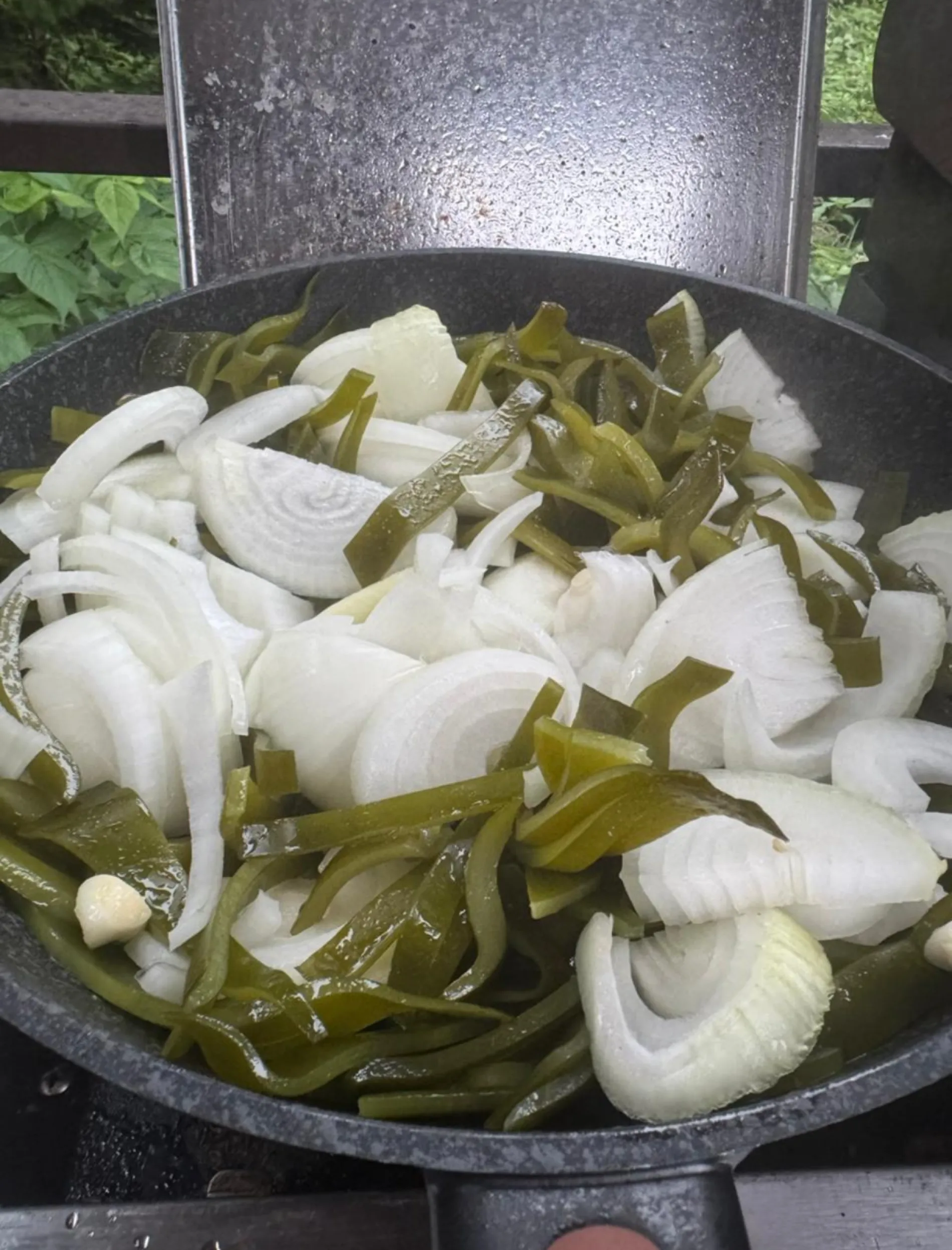 Рецепт: тушеная морская капуста с луком и чесноком