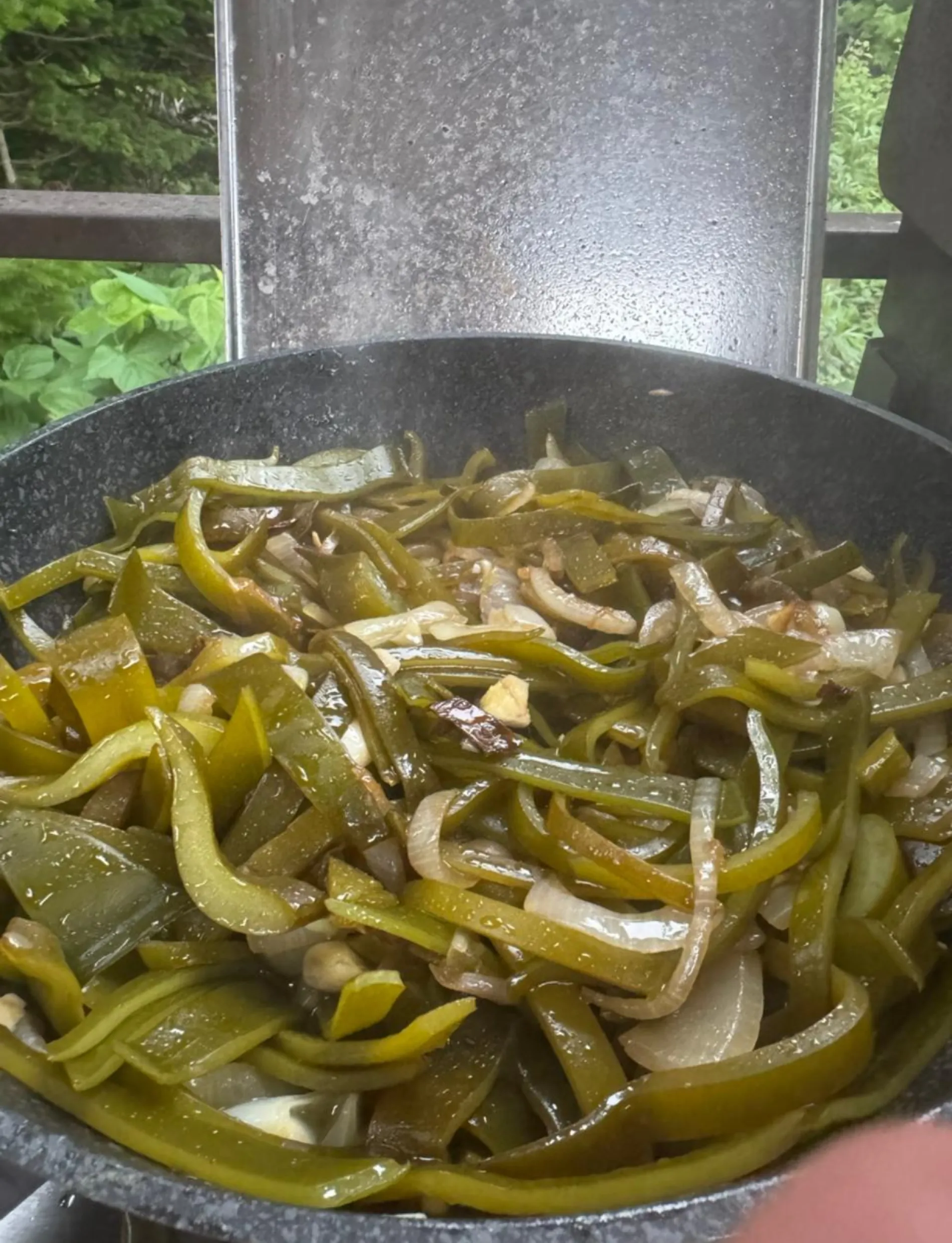 Рецепт: тушеная морская капуста с луком и чесноком
