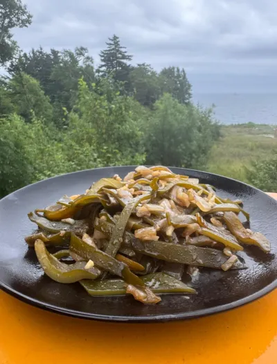 Рецепт: тушеная морская капуста с луком и чесноком