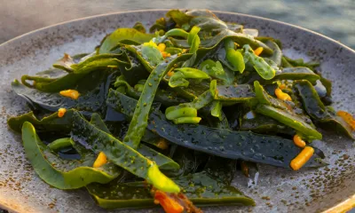 Рецепт: тушеная морская капуста с луком и чесноком