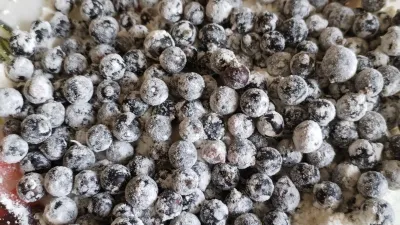 Вкусные рецепты. Нежные кексы с черной смородиной: августовская классика на вашей кухне изображение №1