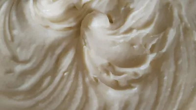 Вкусные рецепты. Нежные кексы с черной смородиной: августовская классика на вашей кухне изображение №3